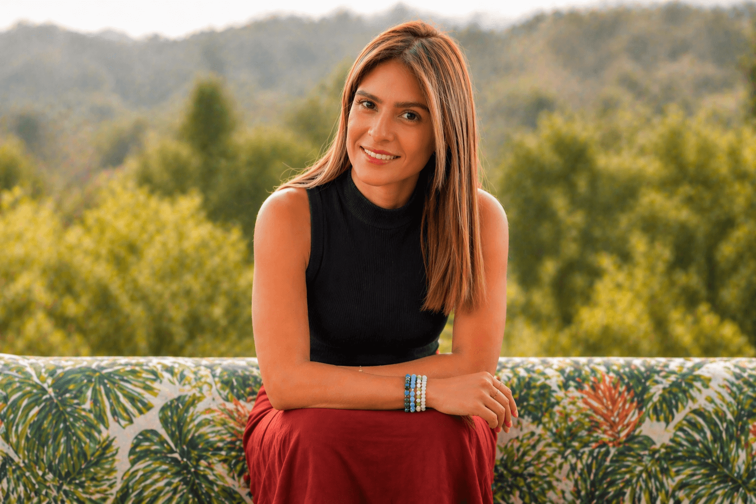 Acompaño a personas a comprender lo que sienten, liberar bloqueos emocionales y reconectar consigo mismas, para transformar su vida desde el ser con claridad, bienestar y propósito.