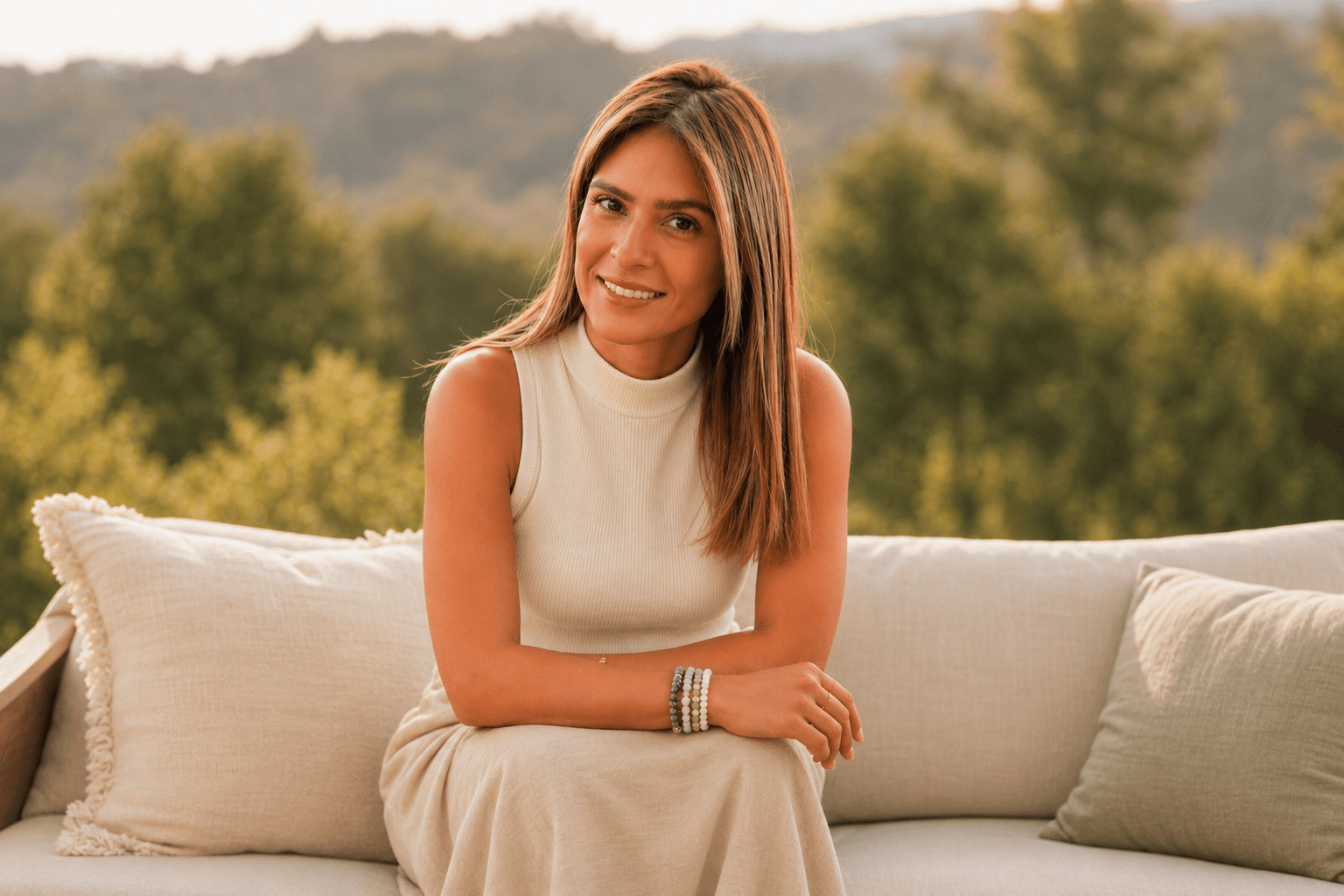 Catalina Aldana, mentora en bienestar emocional, conciencia y propósito de vida. Un retrato cercano que refleja su manera de acompañar procesos de autoconocimiento, reconexión y transformación personal desde una mirada humana y consciente.